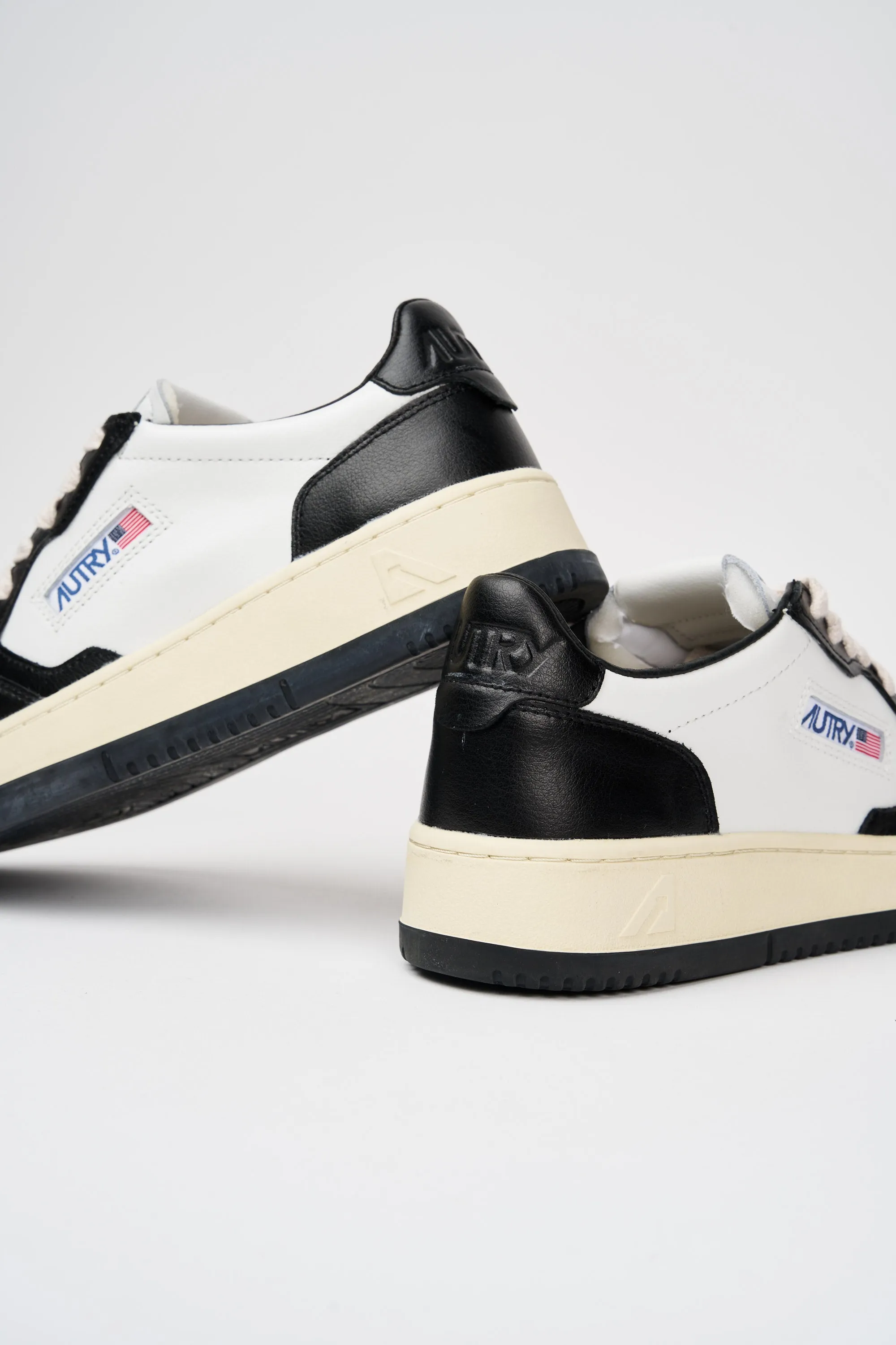 Autry Sneakers in Pelle Bicolor Bianco Nero 4044