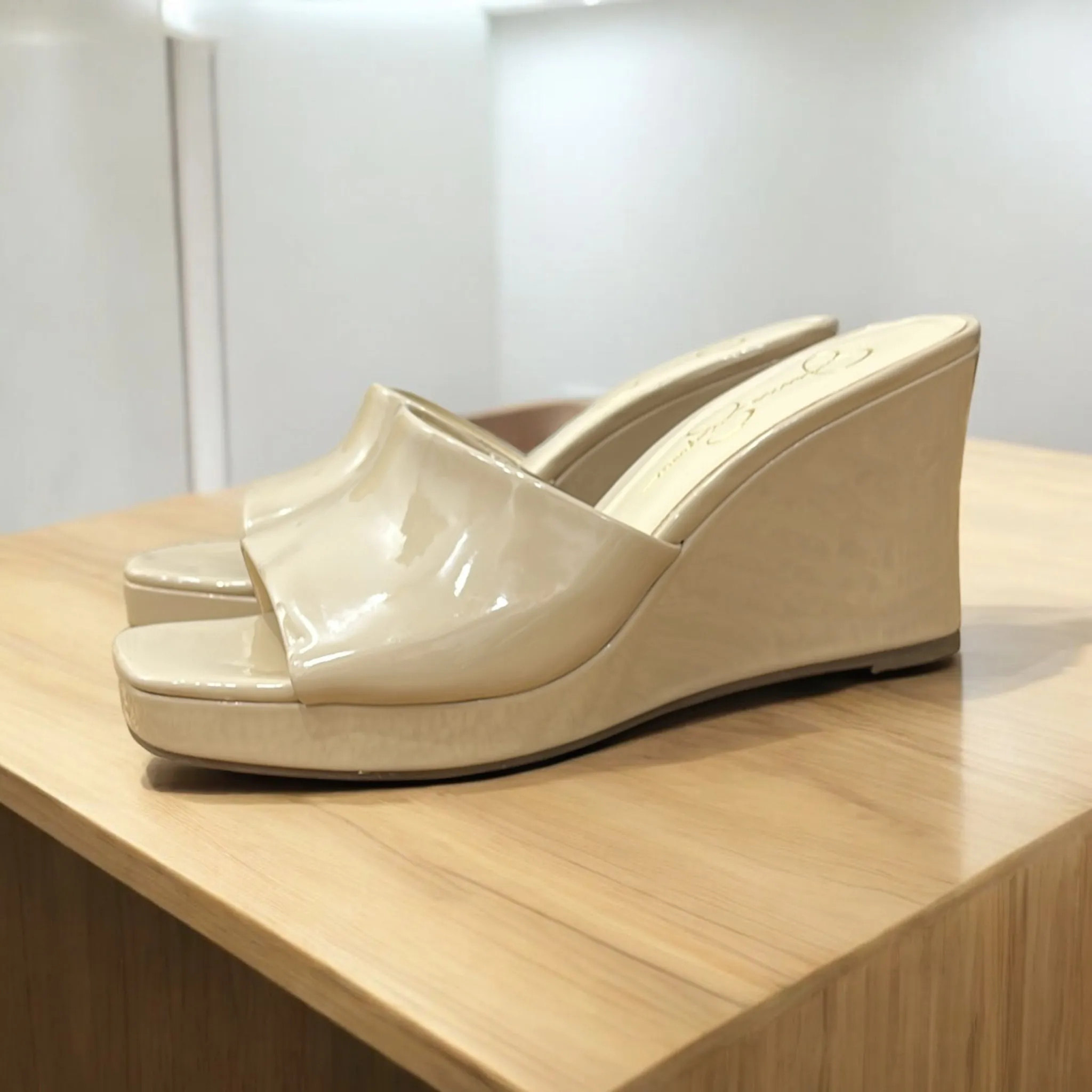 JESSICA SIMPSON PATENT LEATHER WEDGE MULE IN BEIGE